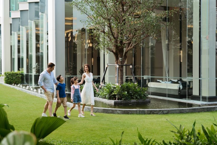 Somerset Pattaya_Website garden with family